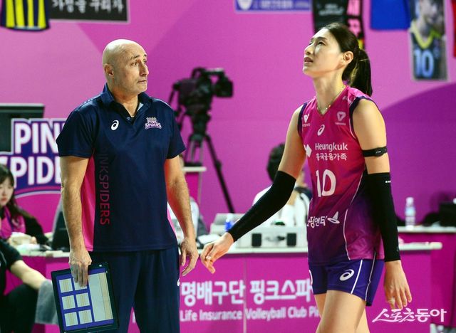 흥국생명 마르첼로 아본단자 감독(왼쪽)과 김연경. 스포츠동아DB