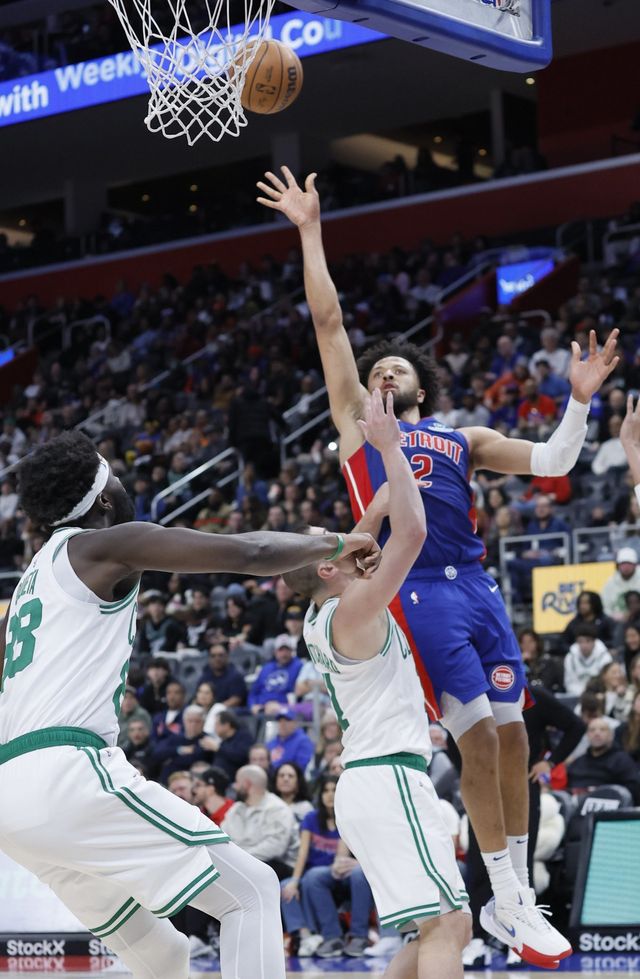 디트로이트 케이드 커닝햄(오른쪽)이 27일(한국시간) 리틀 시저스 아레나에서 열린 보스턴과 홈경기 도중 플로터를 시도하고 있다. 디트로이트는 보스턴을 넘어 8연승의 상승세를 이어갔다. 디트로이트(미 미시간주)｜AP뉴시스