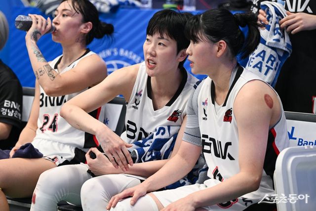 경기 도중 얘기를 나누는 BNK 박혜진(가운데)과 이소희(오른쪽). 둘의 복귀로 BNK는 PO에서 완전체로 승부를 걸 수 있게 됐다. 사진제공｜WKBL