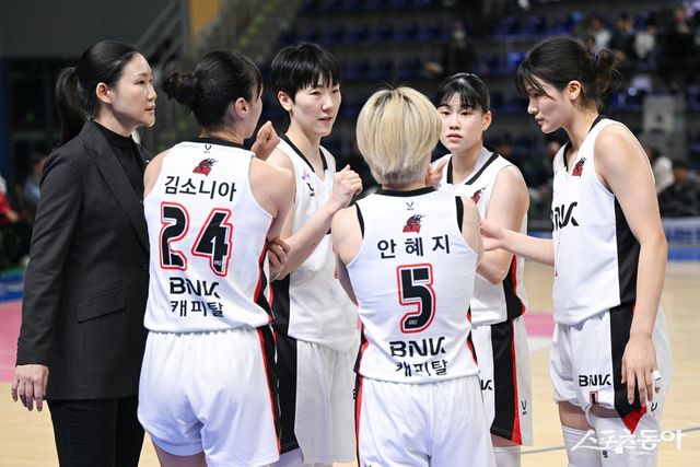 부상자들의 복귀로 다시 완전체를 이룬 BNK가 우승에 또 도전한다. 지난해 챔피언 결정전 진출에 성공했던 BNK가 이번 시즌에는 별을 달게 될지 주목된다. 사진제공｜WKBL
