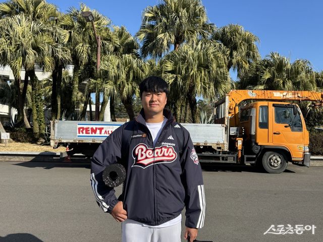 두산 이영하가 스포츠동아와 인터뷰를 마친 뒤 환하게 웃고 있다. 미야자키(일본)｜강산 기자