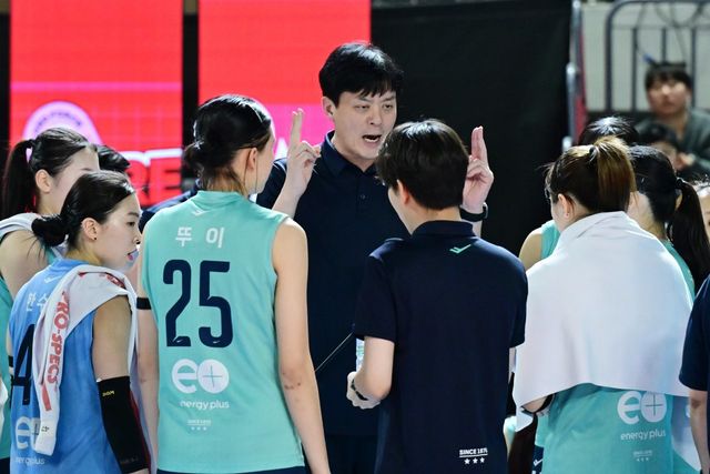 GS칼텍스 이영택 감독(가운데)은 ‘도드람 2024~2025 V리그’ 여자부 정규리그가 끝나는 날까지 선수들에게 동기부여를 주려고 노력한다. 비록 팀은 최하위로 추락했지만, 오세연과 한수진처럼 리그 정상급 자원들을 발굴하고 육성하는 게 남은 목표다. 사진제공｜KOVO