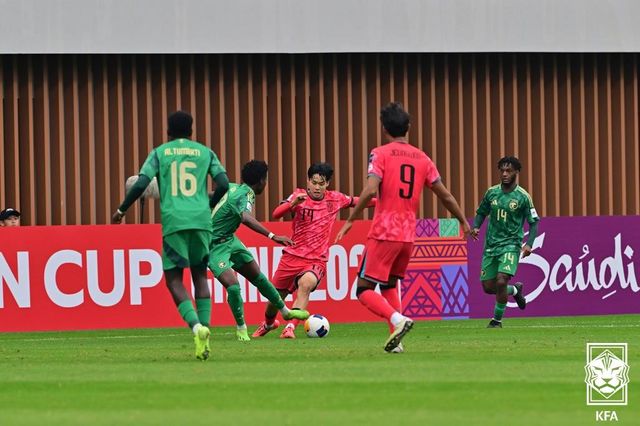 U-20 대표팀 백민규(가운데)가 26일 중국 선전 유소년훈련경기장에서 열린 사우디와 2025 U-20 아시안컵 준결승 도중 드리블을 시도하고 있다. 사진제공｜대한축구협회