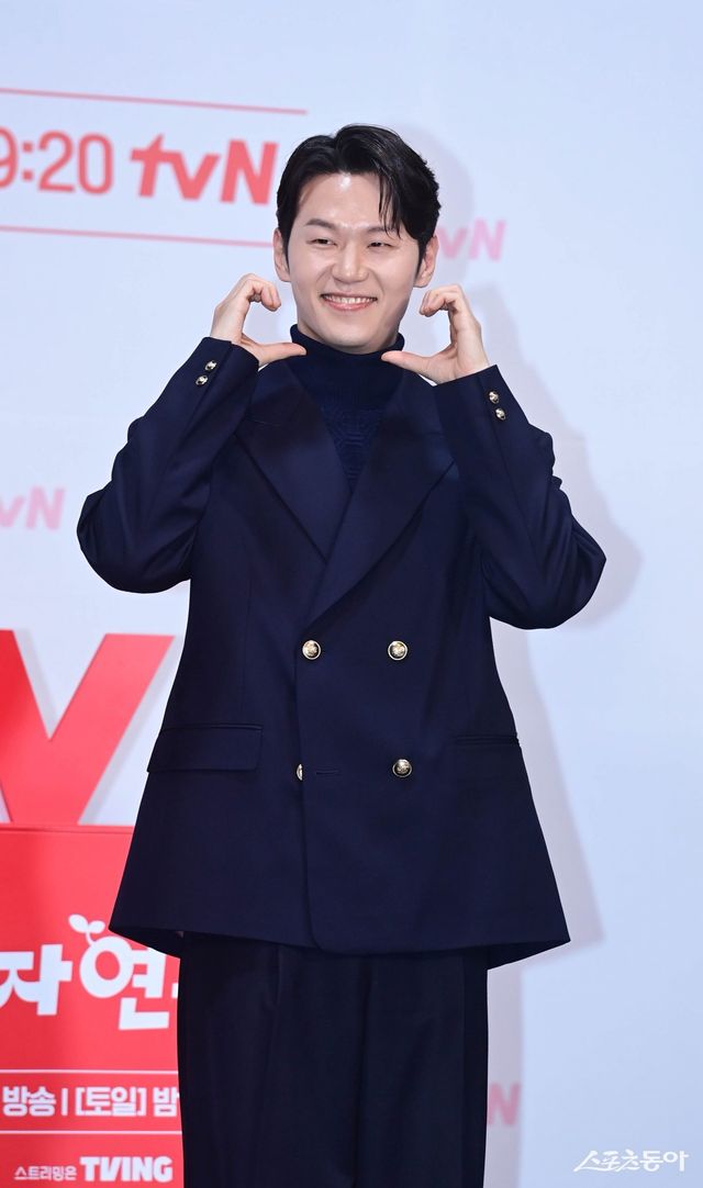 배우 이학주가 27일 서울 구로구 신도림동 라마다서울신도림호텔에서 열린 tvN 새 토일드라마 ‘감자연구소’ 제작발표회에서 포즈를 취하고 있다. 주현희 기자 teth1147@donga.com