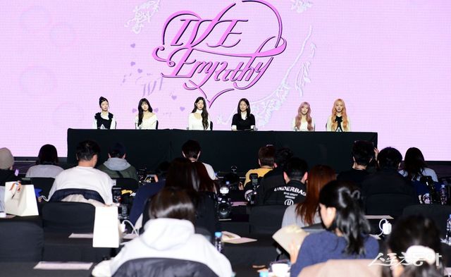 3일 서울 여의도 콘래드 서울에서 아이브(IVE)가 세 번째 미니 앨범 ‘아이브 엠파시(IVE EMPATHY)’를 발매하고 기자간담회를 가졌다. 아이브가 기자들의 질문에 답하고 있다. 김민성 기자 marineboy@donga.com