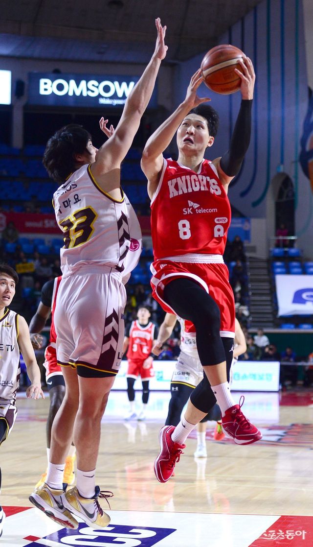 SK 안영준(오른쪽)이 3일 잠실학생체육관에서 열린 LG와 홈경기 도중 칼 타마요의 수비를 피해 레이업슛을 시도하고 있다. 잠실｜김종원 기자 won@donga.com