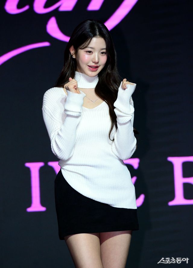 3일 서울 여의도 콘래드 서울에서 아이브(IVE)가 세 번째 미니 앨범 ‘아이브 엠파시(IVE EMPATHY)’를 발매하고 기자간담회를 가졌다. 아이브 장원영이 카메라를 향해 포즈를 취하고 있다. 김민성 기자 marineboy@donga.com