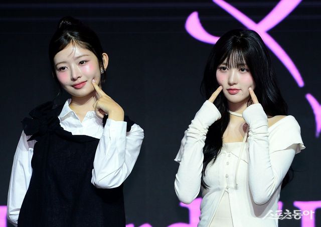 3일 서울 여의도 콘래드 서울에서 아이브(IVE)가 세 번째 미니 앨범 ‘아이브 엠파시(IVE EMPATHY)’를 발매하고 기자간담회를 가졌다. 아이브 레이, 가을이 카메라를 향해 포즈를 취하고 있다. 김민성 기자 marineboy@donga.com