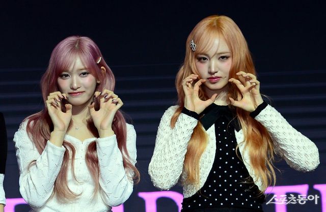 3일 서울 여의도 콘래드 서울에서 아이브(IVE)가 세 번째 미니 앨범 ‘아이브 엠파시(IVE EMPATHY)’를 발매하고 기자간담회를 가졌다. 아이브 이서, 리즈가 카메라를 향해 포즈를 취하고 있다. 김민성 기자 marineboy@donga.com