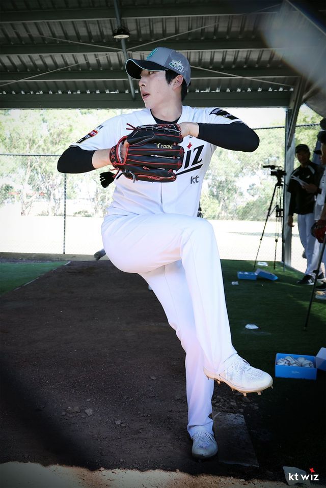 KT 오원석이 4일 호주 질롱 베이스볼 센터에서 불펜피칭을 하고 있다. 사진제공｜KT 위즈