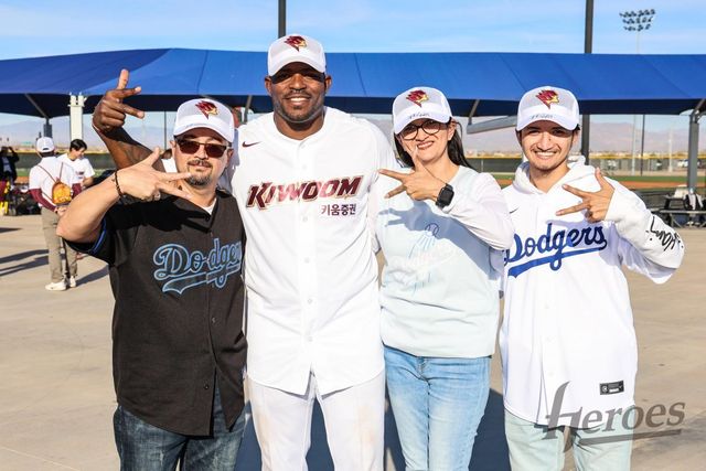 키움 야시엘 푸이그(왼쪽에서 2번째)가 LA에서 메사까지 7시간을 달려온 가족 팬들과 기념촬영을 하고 있다. 사진제공｜키움 히어로즈