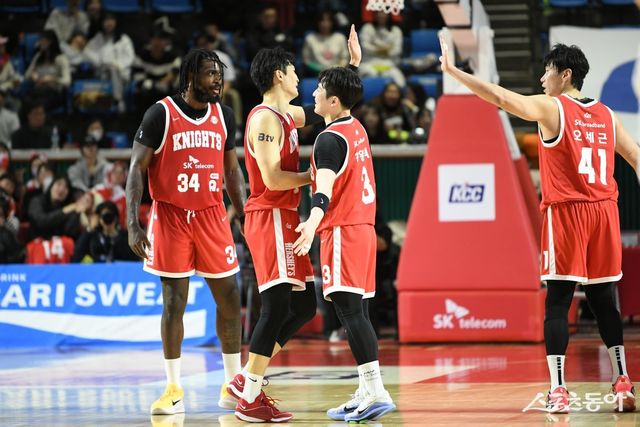 SK 선수들이 3일 잠실학생체육관에서 열린 LG와 홈경기 도중 하이파이브를 하고 있다. SK는 2위에 6.5경기차로 앞서며 정규리그 우승에 다가서고 있다. 사진제공｜KBL