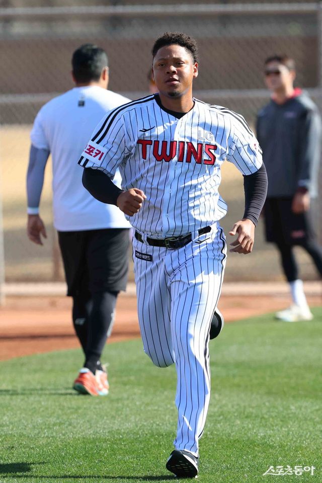 LG 엘리에이저 에르난데스가 미국 애리조나주 스코츠데일에 차려진 스프링캠프에서 러닝을 하고 있다. 사진제공｜LG 트윈스