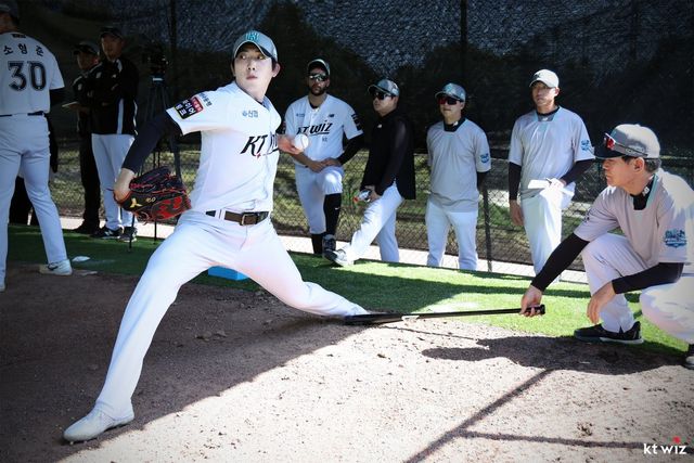 KT 오원석(왼쪽)이 4일 호주 질롱 베이스볼 센터에서 이강철 감독으로부터 투구폼을 교정받고 있다. 사진제공｜KT 위즈