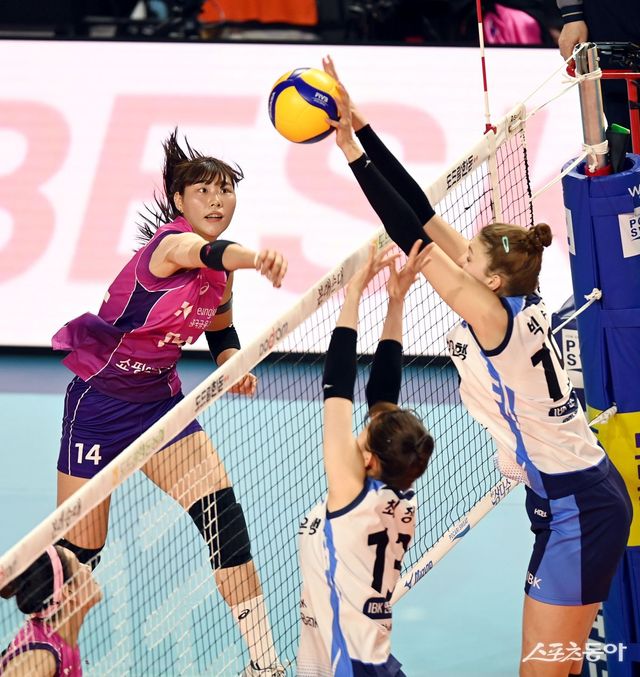 흥국생명 아웃사이드 히터 정윤주(왼쪽 위). 인천｜김민성 기자 marineboy@donga.com