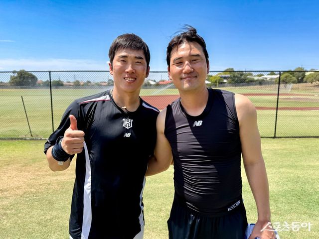 KT 허경민(왼쪽)과 김상수가 4일 호주 질롱 베이스볼 센터에서 스포츠동아와 인터뷰를 한 뒤 포즈를 취하고 있다. 질롱(호주)｜김현세 기자 kkachi@donga.com