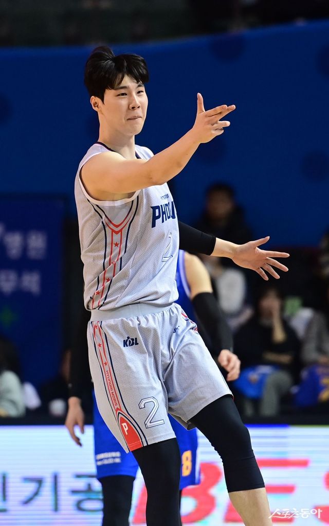 현대모비스 신민석이 5일 잠실체육관에서 열린 삼성과 원정경기 도중 3점슛을 터트린 뒤 기뻐하고 있다. 그는 3점슛 4개를 포함해 14점으로 현대모비스의 승리를 이끌었다. 잠실｜주현희 기자 teth1147@donga.com