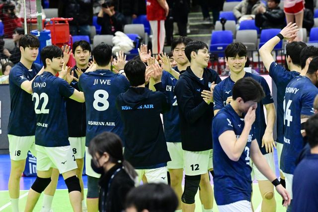 대한항공 선수들이 4일 수원체육관에서 벌어진 한국전력과 ‘도드람 2024~2025 V리그’ 남자부 5라운드 원정경기에서 세트스코어 3-2로 이긴 뒤 서로를 격려하고 있다. 사진제공｜KOVO