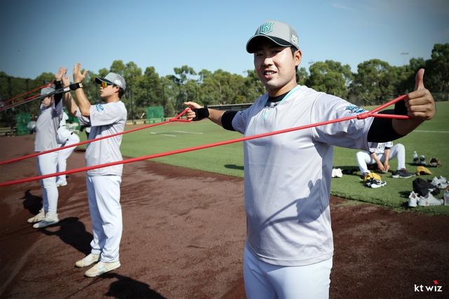 4일 호주 질롱 베이스볼 센터에서 몸을 푸는 KT 성재헌, 박세진(오른쪽부터). 사진제공｜KT 위즈