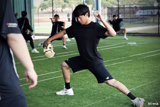 KT 전용주가 4일 호주 질롱 베이스볼 센터에서 투구 동작을 훈련하고 있다. 사진제공｜KT 위즈