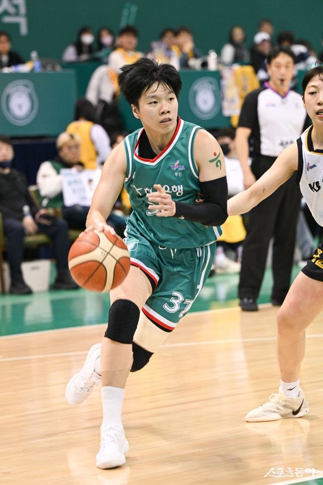 하나은행 진안(왼쪽)이 5일 부천체육관에서 열린 KB스타즈와 ‘하나은행 2024~2025 여자프로농구’ KB스타즈와 홈경기에서 공격을 시도하고 있다. 사진제공｜WKBL