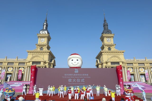 2025 동계 아시안게임 개막을 나흘 앞둔 3일 중국 헤이룽장성 하얼빈에서 열린 성화 봉송식에서 아티스트들이 공연을 하고 있다. 하얼빈(중국) ㅣ 신화 뉴시스