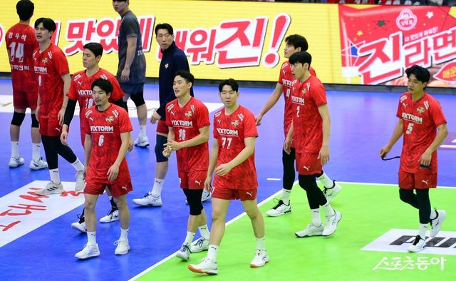 한국전력 선수들이 4일 수원체육관에서 열린 홈경기에서 대한항공에 풀세트 접전 끝에 패한 뒤 허탈해하고 있다. 수원｜김민성 기자 marineboy@donga.com
