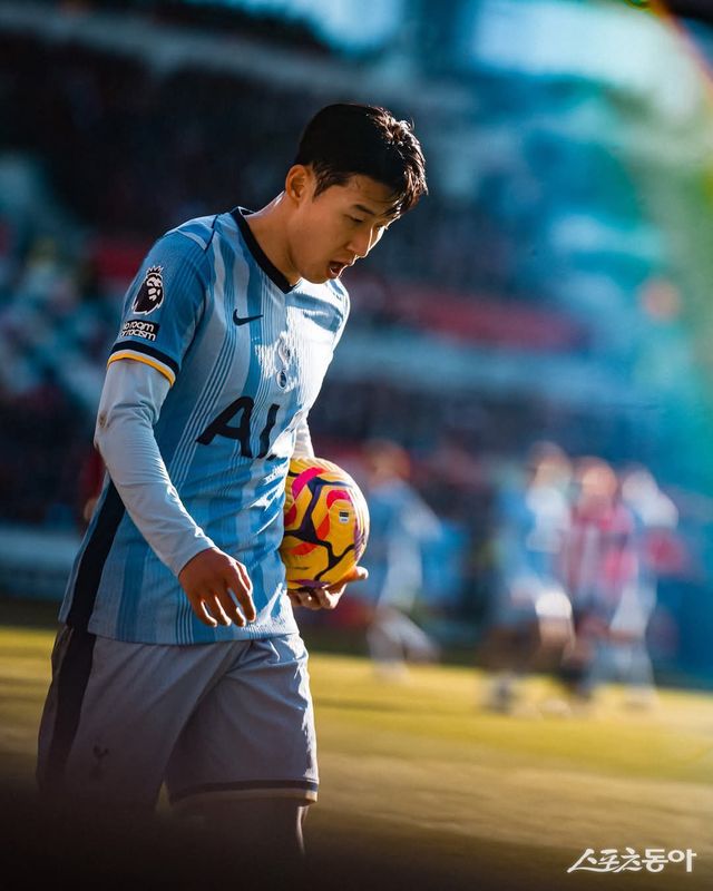 토트넘 주장 손흥민이 2일(한국시간) 브렌트퍼드와 원정경기 도중 코너킥을 차기 위해 볼을 들고 이동하고 있다. 사진출처｜토트넘 SNS