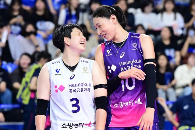흥국생명 리베로 신연경(왼쪽)과 간판스타 김연경. 사진제공｜KOVO