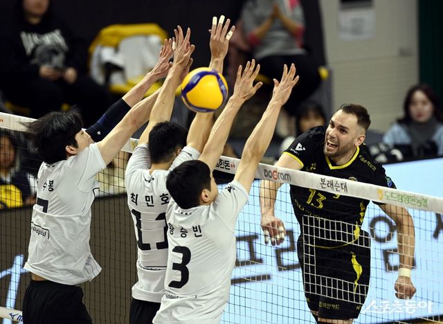 KB손해보험 외국인 주포 비예나(오른쪽)가 5일 의정부 경민대 기념관에서 열린 V리그 남자부 정규리그 5라운드 홈경기에서 현대캐피탈의 블로킹벽 사이로 강한 스파이크 공격을 하고 있다. 의정부｜김민성 기자 marineboy@donga.com