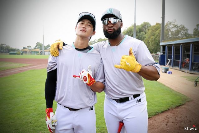 KT 배정대(왼쪽)와 멜 로하스 주니어가 5일 호주 질롱 베이스볼센터에서 스포츠동아와 인터뷰를 앞두고 포즈를 취했다. 사진제공｜KT 위즈