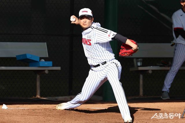 LG 심창민이 미국 애리조나주 스코츠데일 스프링캠프에서 공을 던지고 있다. NC에서 방출돼 테스트 끝에 LG 유니폼을 입은 그는 부활을 꿈꾼다. 사진제공｜LG 트윈스