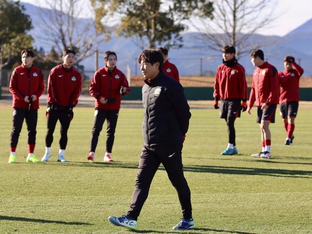 서울 김기동 감독(앞)은 지난 시즌 팀을 5시즌 만에 파이널A로 이끌었다. 새 시즌을 앞두고 대대적 전력 보강에 성공한 서울은 김 감독과 함께 우승에 도전한다. 사진제공｜FC서울