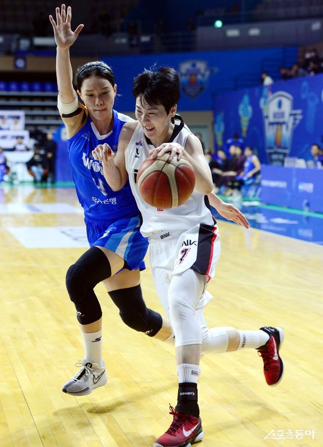 BNK 박혜진(오른쪽)이 6일 아산이순신체육관에서 열린 우리은행과 원정경기 도중 돌파를 시도하고 있다. 아산｜김민성 기자 marineboy@donga.com