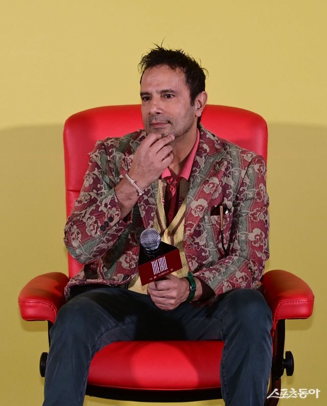 타셈 싱 감독이 6일 서울 용산구 CGV용산아이파크몰점에서 열린 영화 ‘더 폴: 디렉터스 컷’ 내한 기자간담회에서 포즈를 취하고 있다. 주현희 기자 teth1147@donga.com