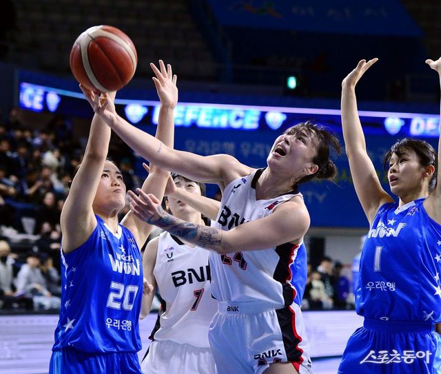 BNK 김소니아(가운데)가 6일 아산이순신체육관에서 열린 우리은행과 원정경기 도중 골밑 공격을 시도하고 있다. 김소니아가 공수에서 맹활약한 BNK가 우리은행을 꺾고 정규리그 우승 가능성을 되살렸다. 아산｜김민성 기자 marineboy@donga.com