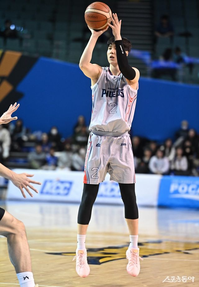 현대모비스 신민석이 5일 삼성과 원정경기 도중 3점슛을 시도하고 있다. 그는 모비스 파워포워드들 가운데 가장 슛이 좋다. 사진제공｜KBL