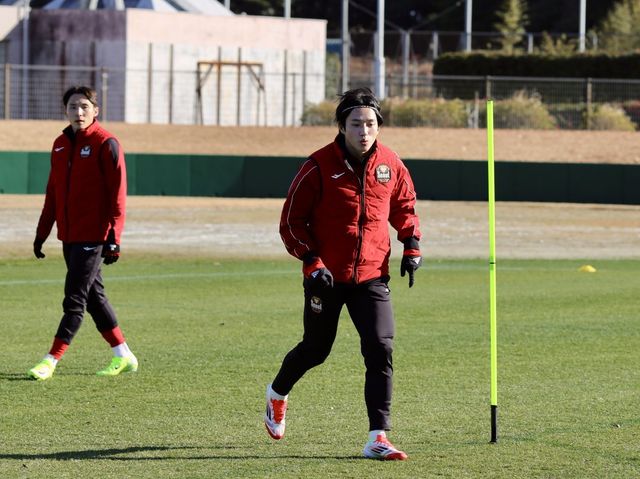 서울은 일본 가고시마에서 훈련하던 도중 때아닌 악천후와 마주했다. “개막 이전까지 90분 연습경기를 3차례 이상 소화해야 한다”는 김기동 감독의 요구에 구단은 현지 에이전시를 섭외해 최적의 연습 상대와 경기장을 마련하는 등 변수 줄이기에 총력을 다했다. 사진제공｜FC서울