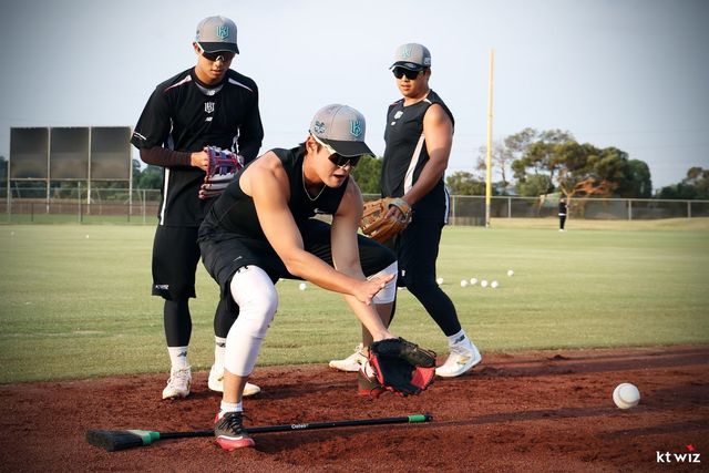 KT 유준규, 윤준혁, 강민성(왼쪽부터)이 4일 호주 질롱 베이스볼센터에서 수비훈련을 하고 있다. 사진제공｜KT 위즈