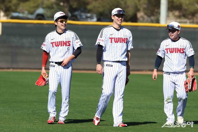 LG 주장 박해민(왼쪽)이 미국 애리조나주 스코츠데일 스프링캠프 도중 홍창기(가운데), 문성주와 웃으며 대화하고 있다. 사진제공｜LG 트윈스