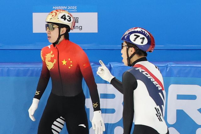 8일(현지시간) 중국 헤이룽장성 하얼빈 빙상훈련센터 다목적홀에서 열린 하얼빈 동계아시안게임 쇼트트랙 혼성 2,000m 계주 결승에서 대표팀 마지막 주자 박지원이 금메달을 확정한 뒤 중국 대표팀 린샤오쥔 앞을 지나고 있다. 2025.2.8/뉴스1 ⓒ News1 이승배 기자