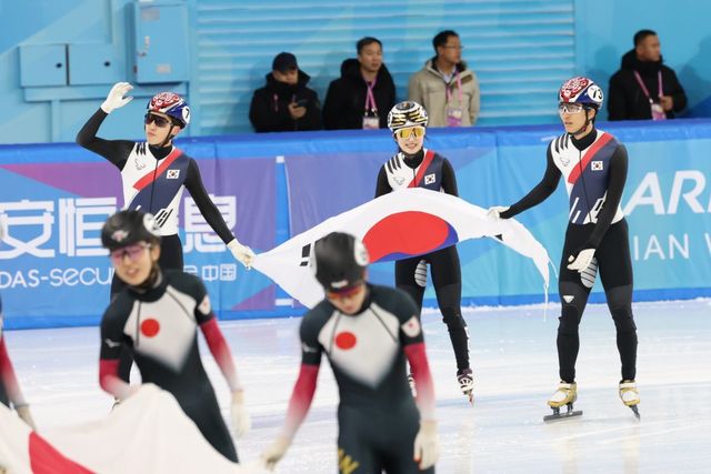 8일(현지시간) 중국 헤이룽장성 하얼빈 빙상훈련센터 다목적홀에서 열린 하얼빈 동계아시안게임 쇼트트랙 혼성 2,000m 계주 결승에서 첫 금메달을 획득한 대한민국 선수들이 태극기를 들고 기뻐하고 있다. 2025.2.8/뉴스1 ⓒ News1 이승배 기자