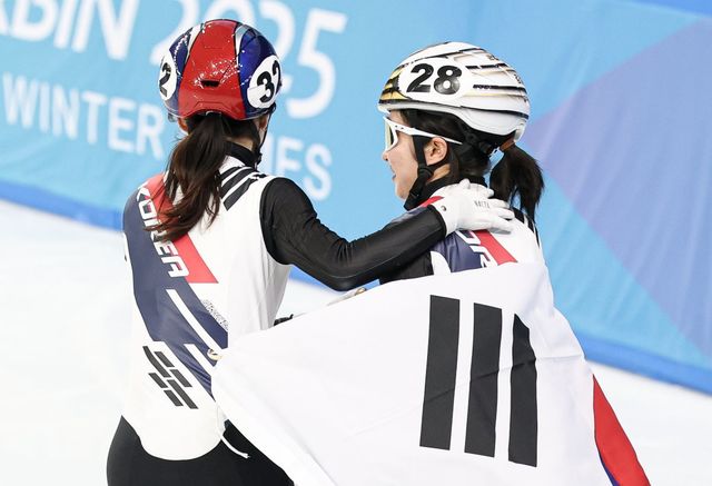 8일(현지시간) 중국 헤이룽장성 하얼빈 빙상훈련센터 다목적홀에서 열린 하얼빈 동계아시안게임 쇼트트랙 여자 1,500m 결승에서 김길리가 금메달을 확정지은 후 최민정의 축하를 받고 있다. 2025.2.8/뉴스1 ⓒ News1 이승배 기자
