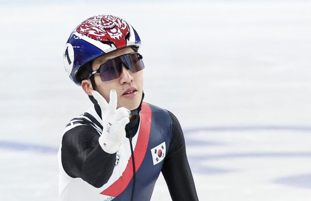 8일(현지시간) 중국 헤이룽장성 하얼빈 빙상훈련센터 다목적홀에서 열린 하얼빈 동계아시안게임 쇼트트랙 남자 1,500m 결승에서 박지원이 금메달을 확정지은 후 대회 2관왕을 표시하는 세리머니를 하고 있다. 2025.2.8/뉴스1 ⓒ News1 이승배 기자