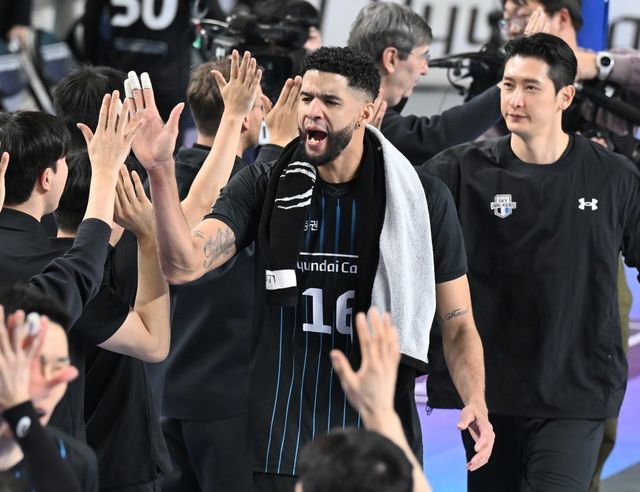 V리그 남자부 선두 현대캐피탈이 정규리그 우승 확정 초읽기에 돌입했다. 외국인선수 레오(가운데)는 남자부 역대 통산 득점 1위 등극을 앞두고 있다. 사진제공｜KOVO