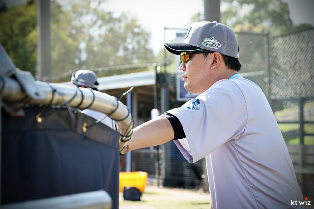 KT 주장 장성우가 4일 호주 질롱 베이스볼 센터에서 훈련 도중 동료를 바라보고 있다. 사진제공｜KT 위즈