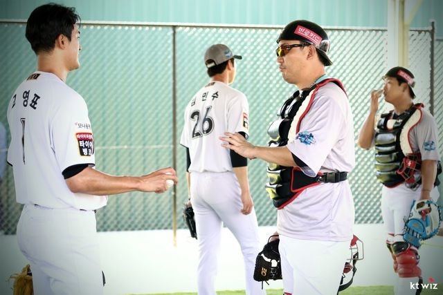 KT 주장이자 주전 포수 장성우(오른쪽)가 5일 호주 질롱 베이스볼 센터에서 에이스 고영표(왼쪽)와 불펜피칭 후 지드백을 주고받고 있다. 사진제공｜KT 위즈
