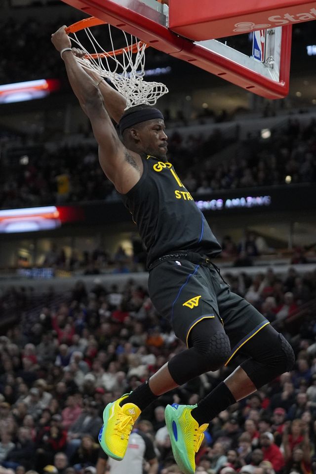 골든스테이트의 지미 버틀러가 9일(한국시간) 유나이티드센터에서 열린 시카고와 원정경기에서 투핸드 덩크슛을 터트리고 있다. 골든스테이드는 스테판 커리와 버틀러를 앞세워 시카고에 역전승을 거뒀다. 시카고(미 일리노이주)｜AP뉴시스