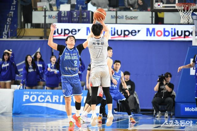 현대모비스 서명진(7번)이&nbsp;9일 대구체육관에서 열린 가스공사와 원정경기 4쿼터 종료 15초전 결승3점슛을 성공시키고 있다. 사진제공｜KBL