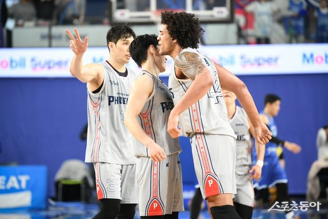 현대모비스 서명진(가운데)이 9일 대구체육관에서 열린 가스공사와 원정경기 4쿼터 종료 15초전 결정적인 3점포를 가동한 뒤 게이지 프림(오른쪽) 등 동료들과 세리머니 하고 있다. 서명진이 3점슛으로 현대모비스가 가스공사를 꺾고, 공동 2위를 되찾았다. 사진제공｜KBL